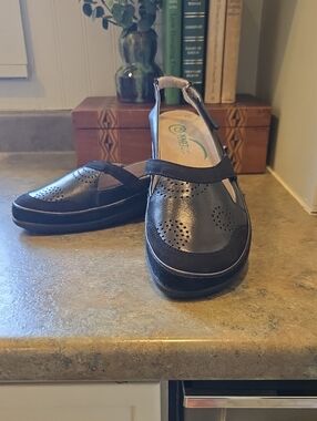 NWOT Naot Black Leather Sandals Size 41 (US 10.5)